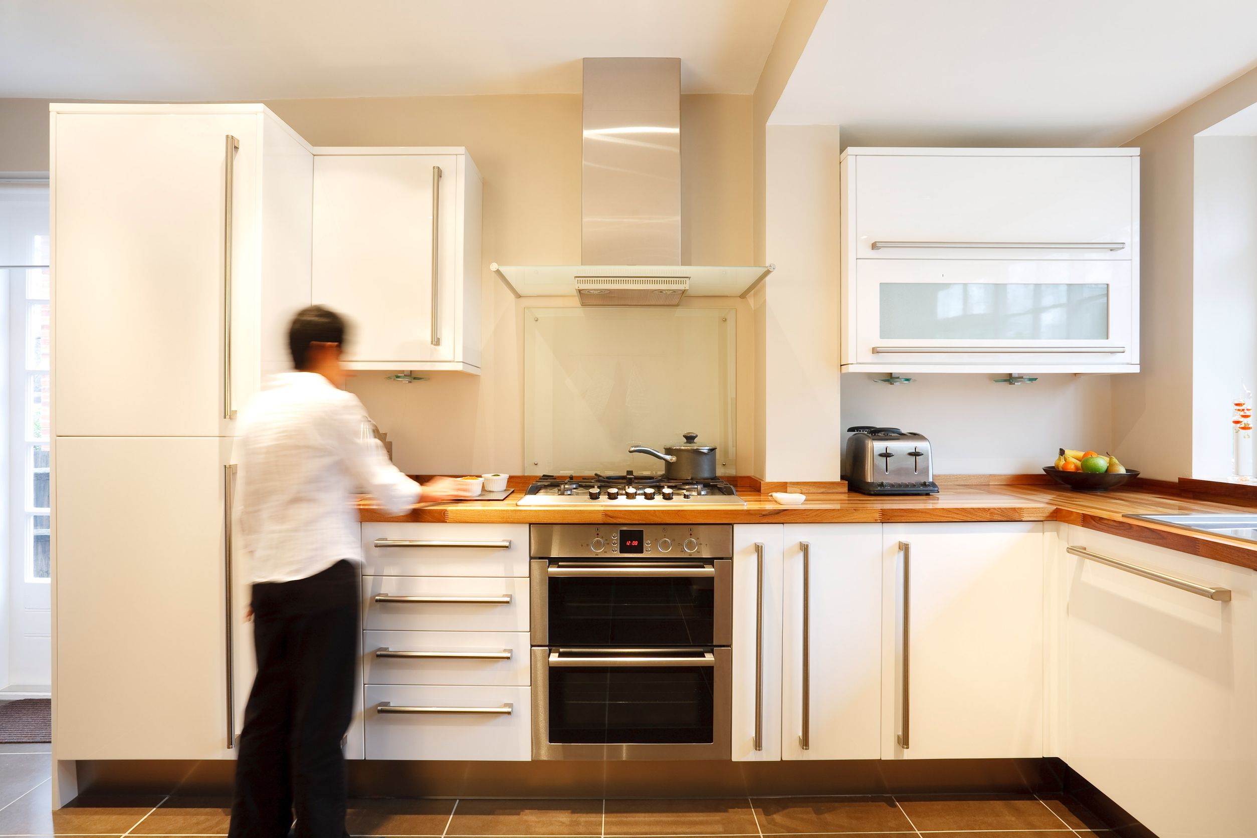 Ways That A Kitchen Remodeler In Tucson AZ Can Improve The Home