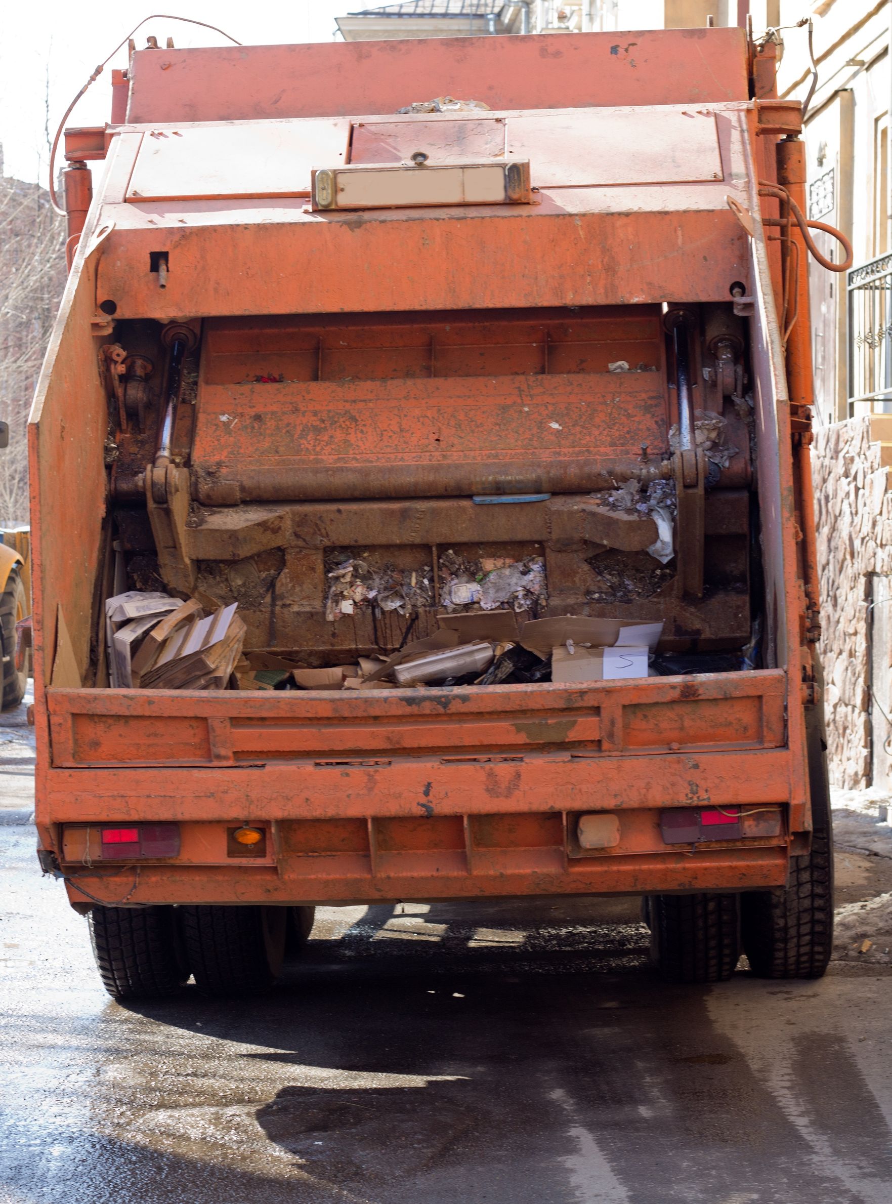 Three Reasons to Rent a Dumpster for Your Chicago Garbage Pickup